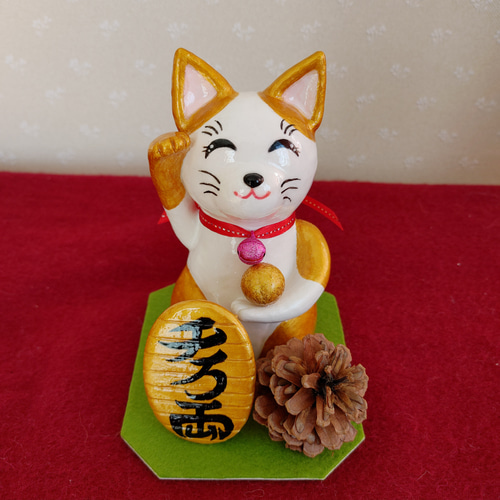 ちいかわ」ハチワレが“招き猫風”マスコットに、開運が叶う？！イエローカラー＆鈴でおめかし - ファッションプレス