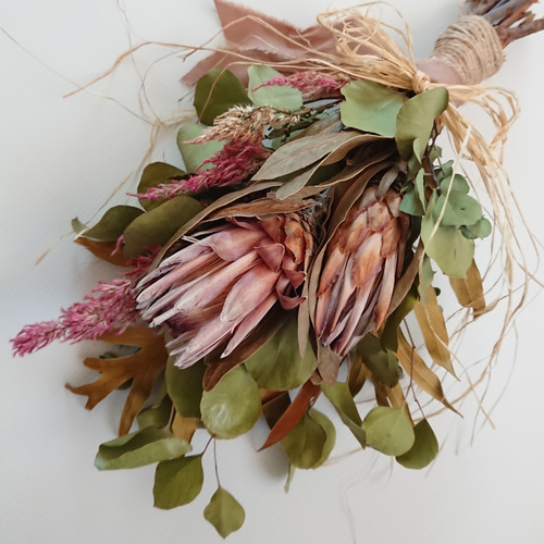 ネイティブフラワー・ピンクのプロテアとユーカリポポラス