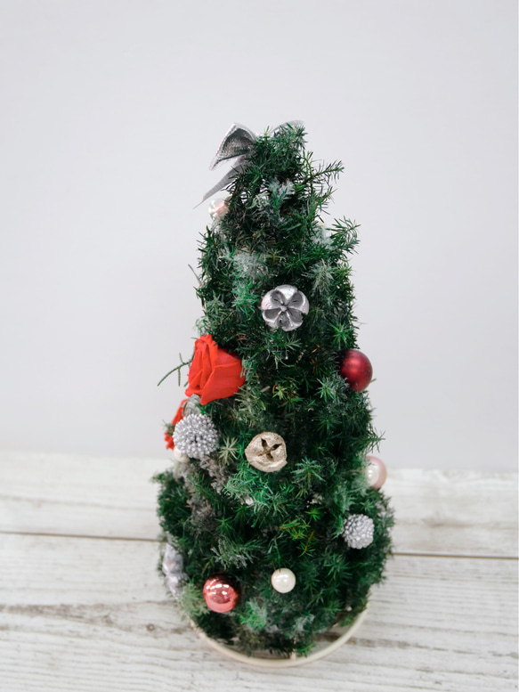 プリザーブド　ヒムロスギとバラのクリスマスツリー 3枚目の画像