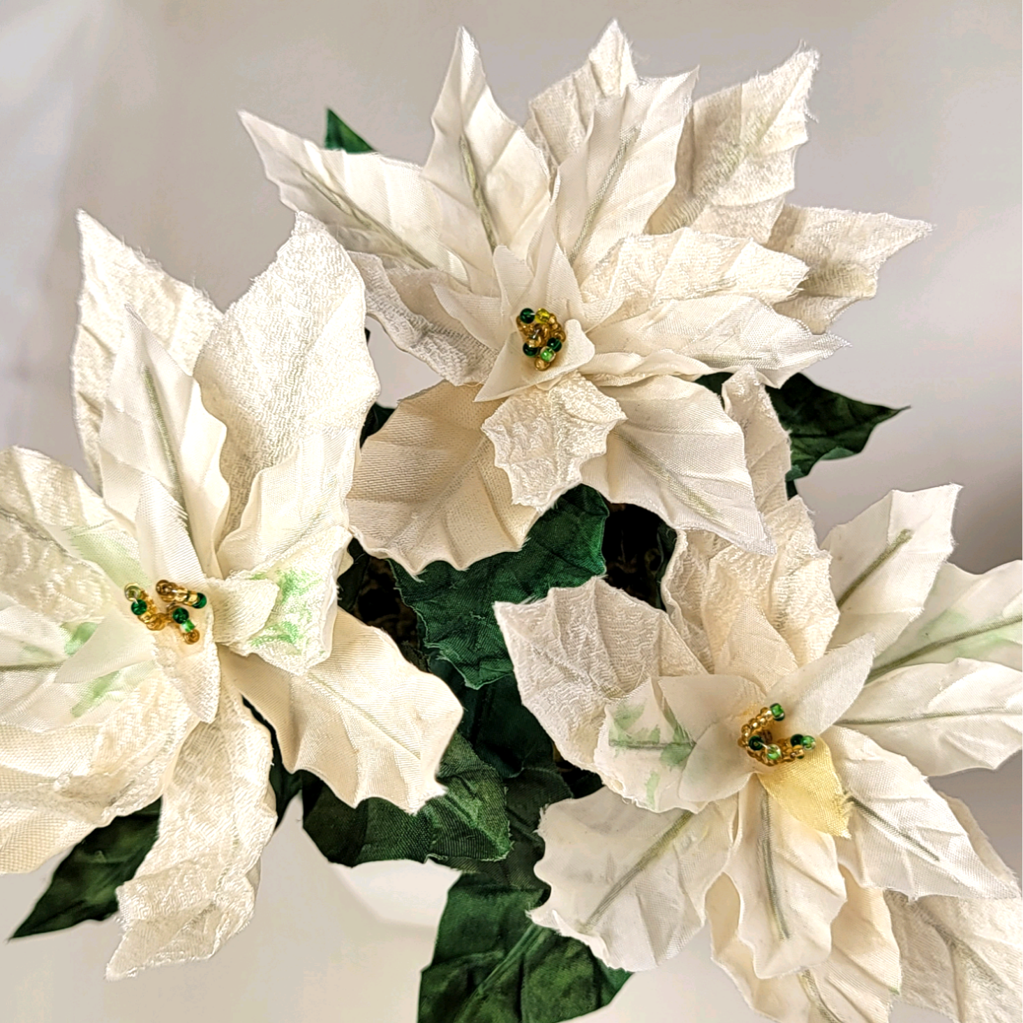 白いポインセチア　鉢植え風 　布花 （正絹）