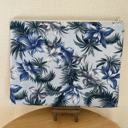 大きな青い花柄の大判フラットポーチ 3枚目の画像