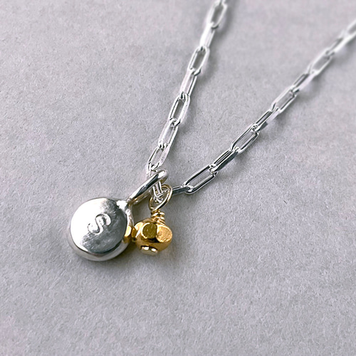 【日本未入荷】イニシャル刻印 Silver Moon & Stone ネックレス 日本未入荷】イニシャル刻印 Silver Moon & Stone ネックレス