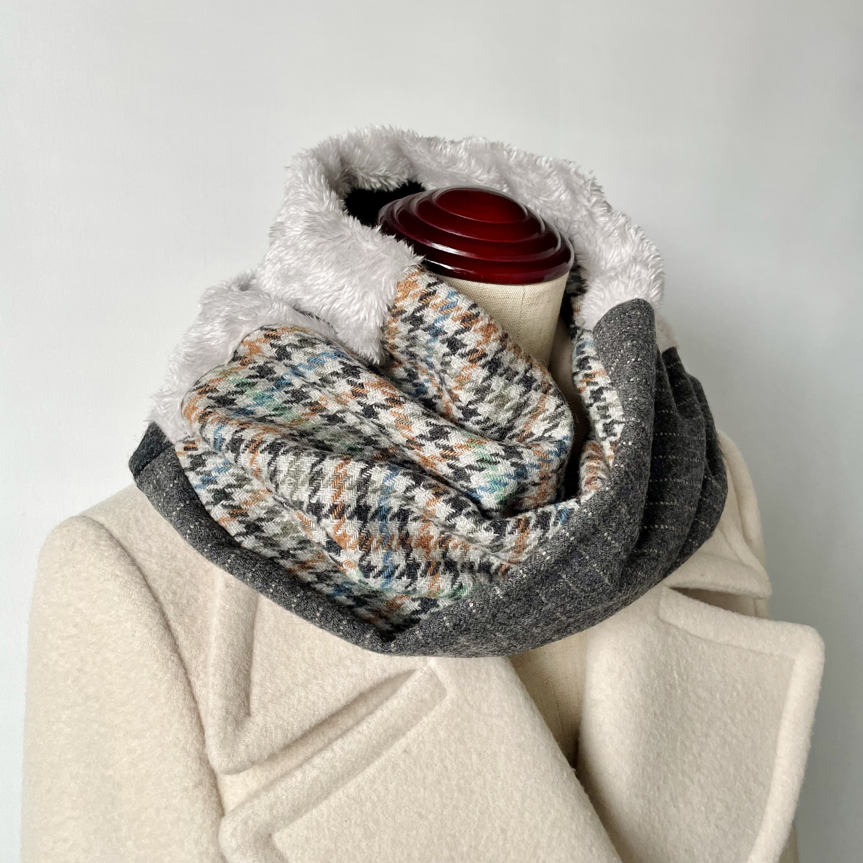 (再販)チェックのウールにエコファーが気持ちいい❤︎グレー系パッチワークスヌード
