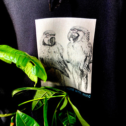 幸運の鳥モチーフ★ インコ　フーディー　トレーナー　前ポケット　黒　ブラック　鳥好き　アウトドア　グランピング 1枚目の画像