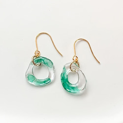 ぺイントイヤリング・ピアス【Fresh Green】プラバン レジン 大人かわいい アクリル 水彩風　透明感 1枚目の画像