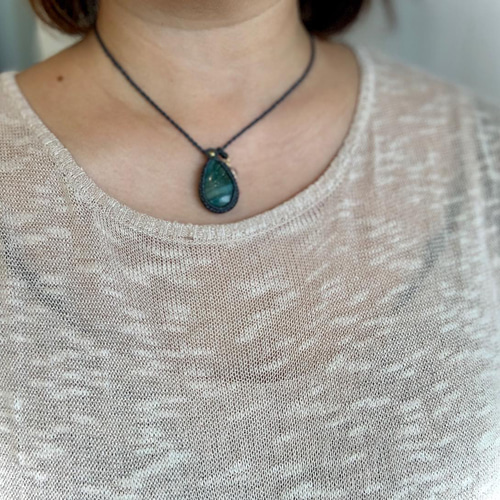 オパールのシンプルマクラメネックレス モザイクオパールオーバル18KYGマクラメ編みネックレス18ctUP