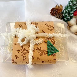 【クリスマスコフレ2022】アースカラーのブローチ／ピアスセット(プチクリスマスツリー付き) 2枚目の画像