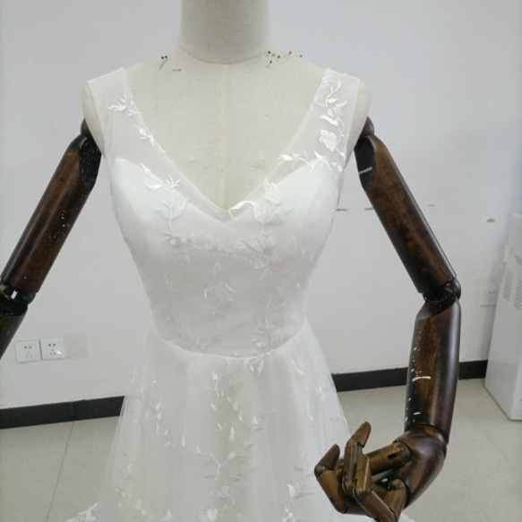 輝きな光彩を放つ ウエディングドレス ソフトチュール ビスチェ3D立体レース刺繍 華やかなトレーン/結婚式/披露宴 5枚目の画像