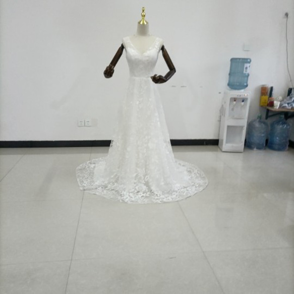 輝きな光彩を放つ ウエディングドレス ソフトチュール ビスチェ3D立体レース刺繍 華やかなトレーン/結婚式/披露宴 3枚目の画像