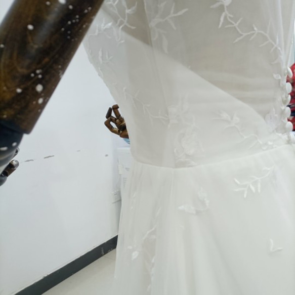 輝きな光彩を放つ ウエディングドレス ソフトチュール ビスチェ3D立体レース刺繍 華やかなトレーン/結婚式/披露宴 2枚目の画像