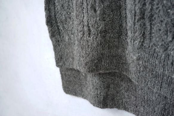 ラスト1点【即納可】手紡ぎアルパカ・ケーブル編み・ベスト（N-400003‐チャコール）・ペルーニット 7枚目の画像