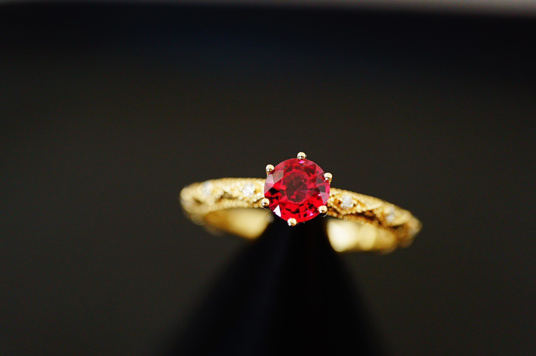 受注制作「文芸」K18イエローゴールド　天然スピネル　天然ダイヤモンド　情熱　リング　クリスマス