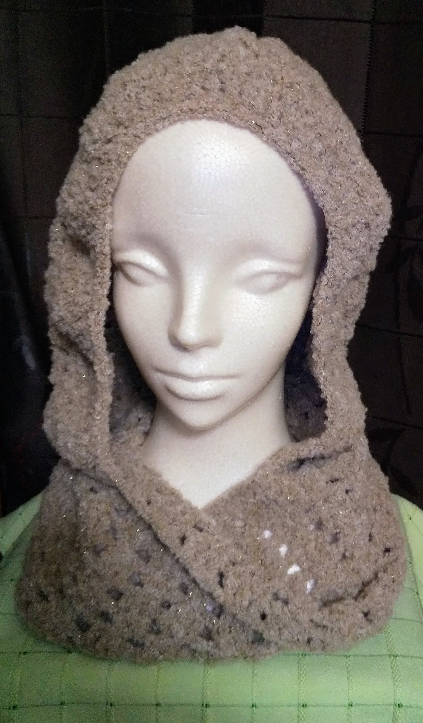 ループヤーンのフード付きスヌード（バラクラバ）ベージュ＆ゴールドラメ