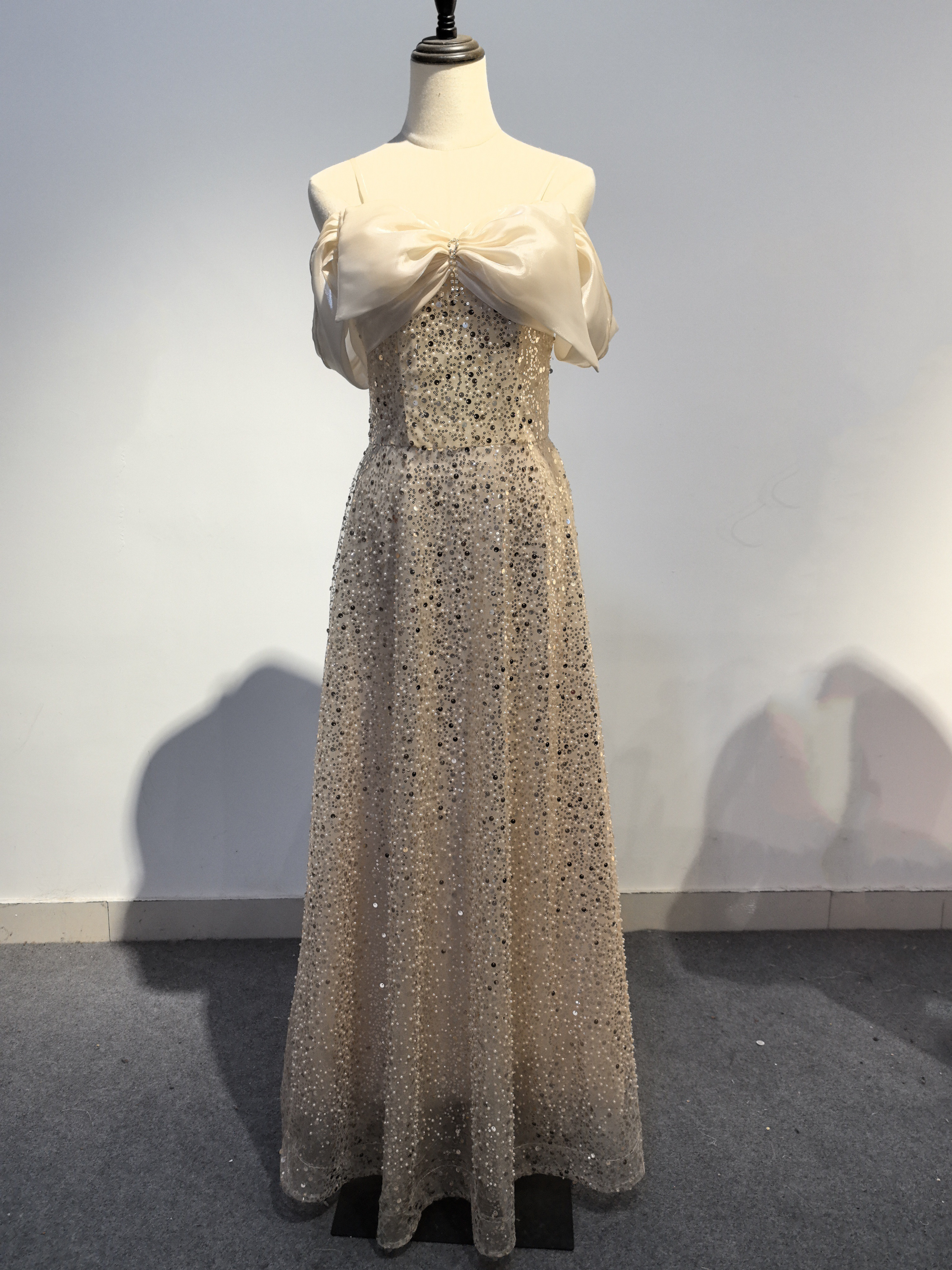 美しい胸元のリボンン  チャンパグネ  ピカピカ   カラードレス花嫁 合コンパーティー ピアノ演奏会音楽会D79