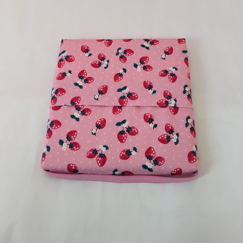 中身のクッション付】後ろゴム付座布団 いちご×ピンクドット