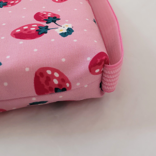 中身のクッション付】後ろゴム付座布団 いちご×ピンクドット