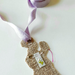 アンティークリネンの刺繍ブローチ　梅乃さんのお散歩 4枚目の画像