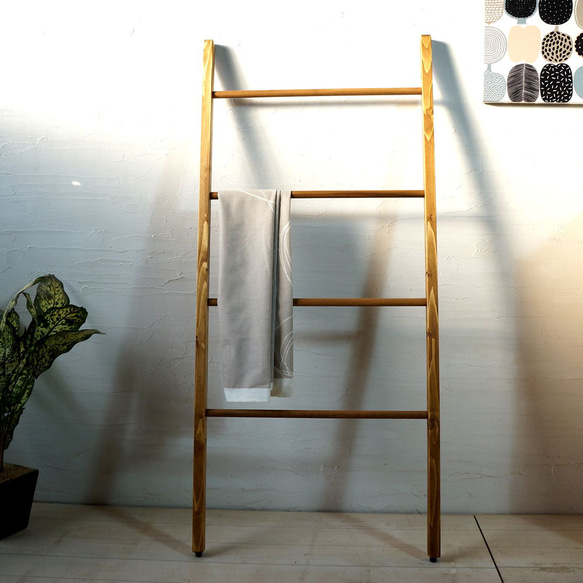 見せる収納♪ラダーラック ハンガー ストール ベルト パシュミナ 天然木の風合い タオルハンガー タオル掛け 無垢 1枚目の画像