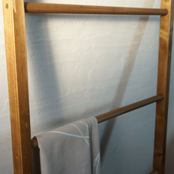 見せる収納♪ラダーラック ハンガー ストール ベルト パシュミナ 天然木の風合い タオルハンガー タオル掛け 無垢 2枚目の画像