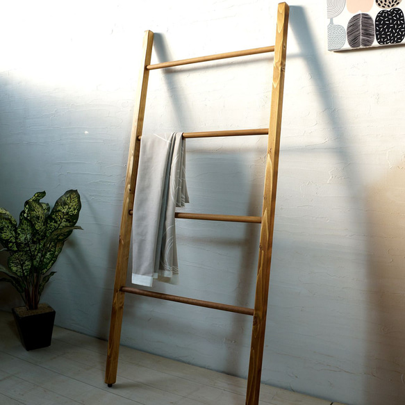 見せる収納♪ラダーラック ハンガー ストール ベルト パシュミナ 天然木の風合い タオルハンガー タオル掛け 無垢 3枚目の画像