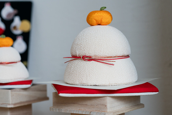 【お正月飾り】ちりめん鏡餅- 紅白リバーシブル座布団・木の台付き - 京都の縫製師が手縫いしました 12枚目の画像