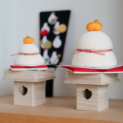 【お正月飾り】ちりめん鏡餅- 紅白リバーシブル座布団・木の台付き - 京都の縫製師が手縫いしました 1枚目の画像