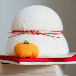【お正月飾り】ちりめん鏡餅- 紅白リバーシブル座布団・木の台付き - 京都の縫製師が手縫いしました 4枚目の画像