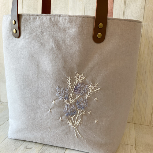 受注製作>ハンドメイド 冬のトートバッグ 手刺繍 ライトグレー+ 受注製作>ハンドメイド 冬のトートバッグ 手刺繍 ライトグレー+