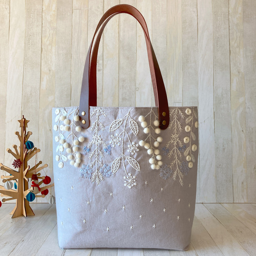 受注製作＞ハンドメイド 冬のトートバッグ 手刺繍 ライトグレー+