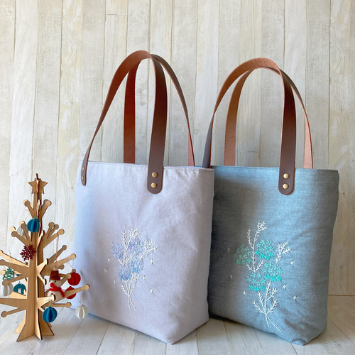 受注製作>ハンドメイド 冬のトートバッグ 手刺繍 ライトグレー+ 受注製作>ハンドメイド 冬のトートバッグ 手刺繍 ライトグレー+