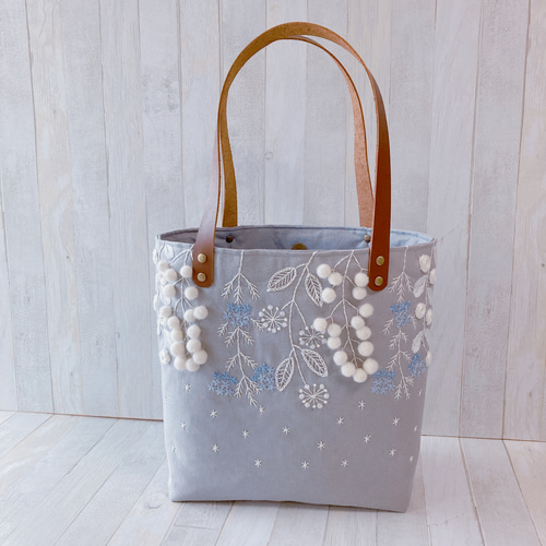 受注製作>ハンドメイド 冬のトートバッグ 手刺繍 ライトグレー+ 受注製作>ハンドメイド 冬のトートバッグ 手刺繍 ライトグレー+