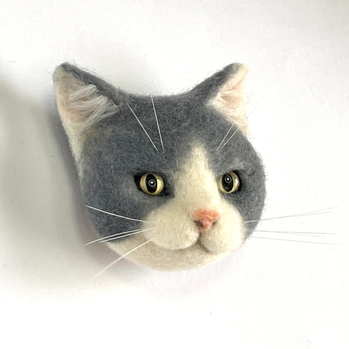 羊毛フェルト猫 白猫ブローチ 白猫のブローチ 548 羊毛フェルト 猫 リアル ぬいぐるみ 愛猫