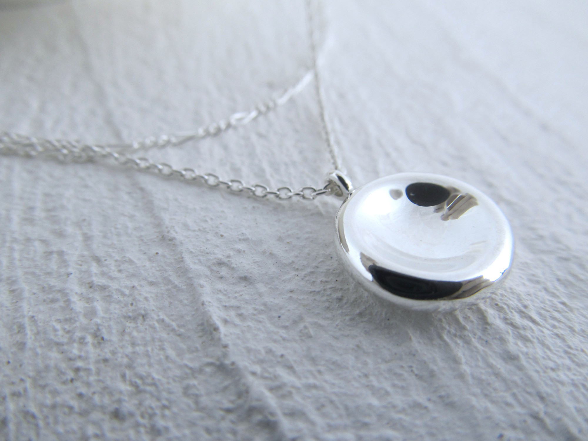 まあるい月のペンダント