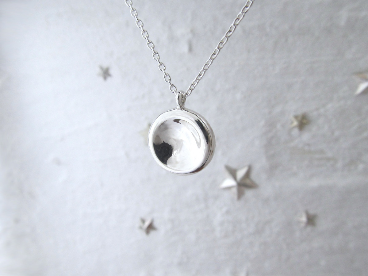 まあるい月のペンダント