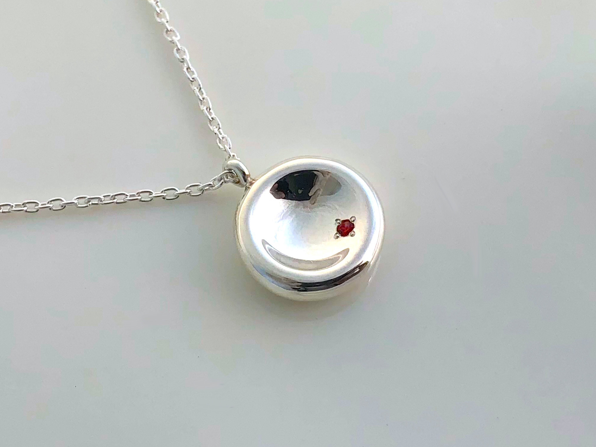 まあるい月のペンダント