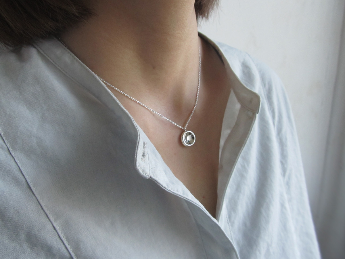 まあるい月のペンダント