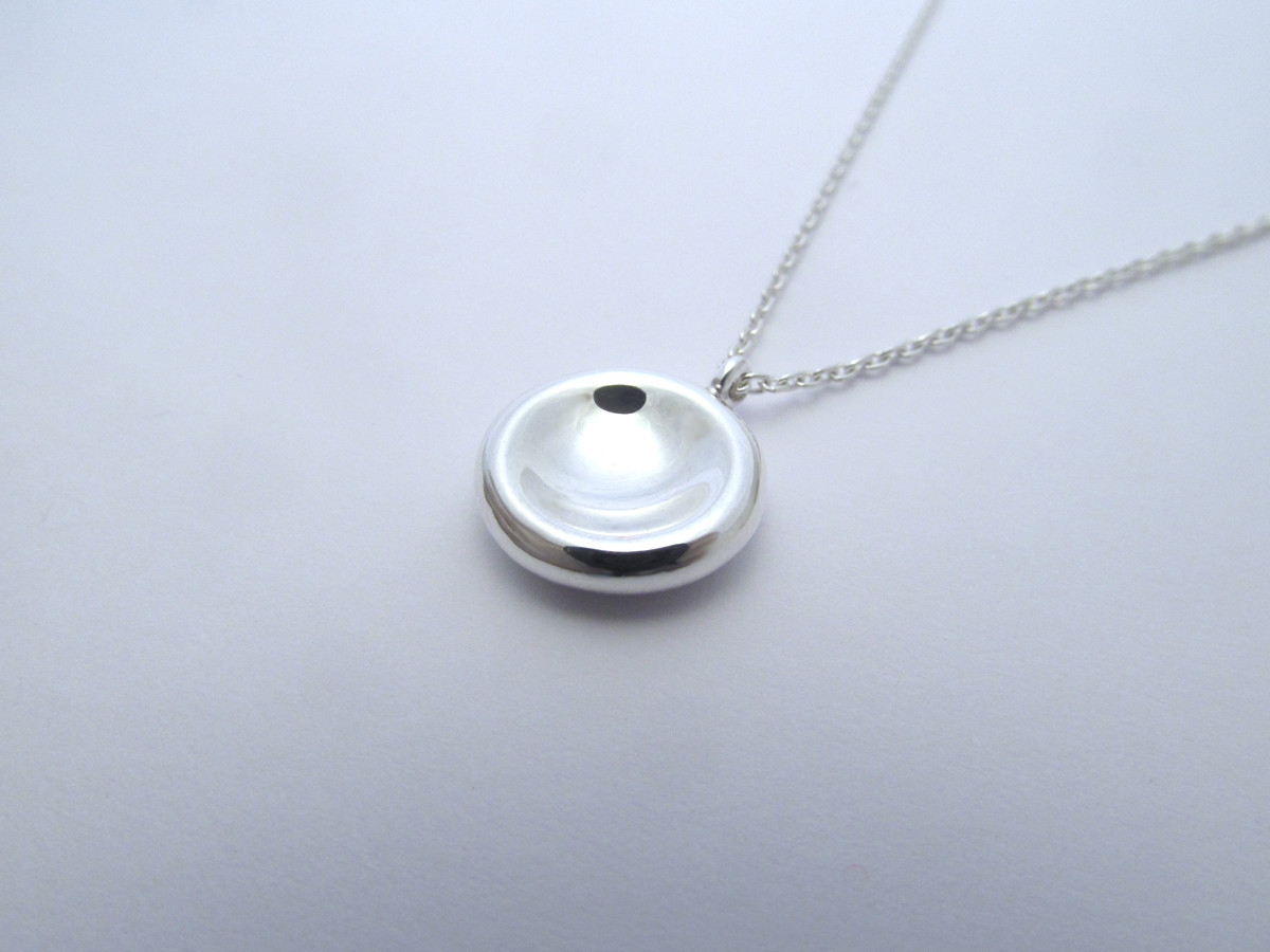 まあるい月のペンダント