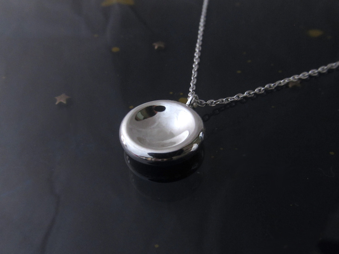 まあるい月のペンダント