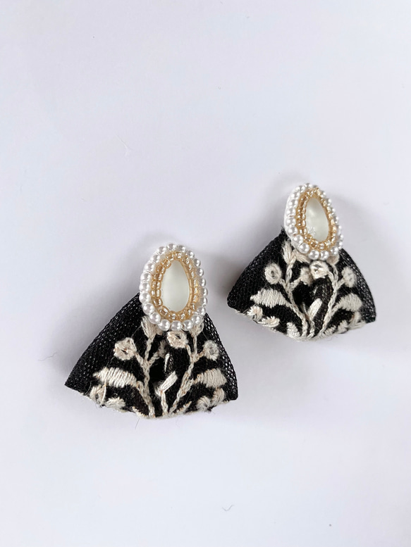 印度刺繡絲帶黑白磨砂水晶珍珠手術不鏽鋼耳環/耳環 第5張的照片