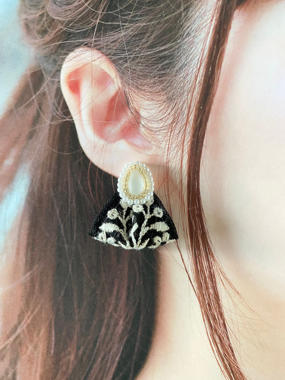 印度刺繡絲帶黑白磨砂水晶珍珠手術不鏽鋼耳環/耳環 第8張的照片