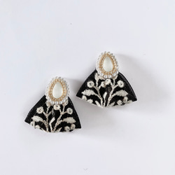 印度刺繡絲帶黑白磨砂水晶珍珠手術不鏽鋼耳環/耳環 第3張的照片