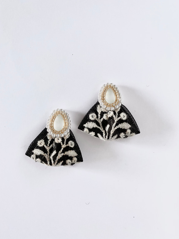 インド刺繍リボン ブラックホワイト フロスト水晶 パール サージカルステンレスピアス / イヤリング 3枚目の画像