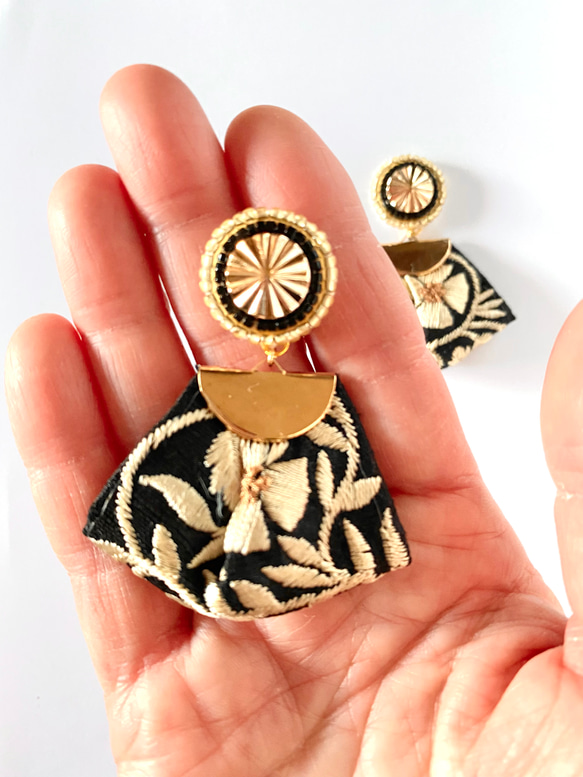 印度刺繡絲帶黑金米色設置手術不銹鋼耳環/耳環 第7張的照片