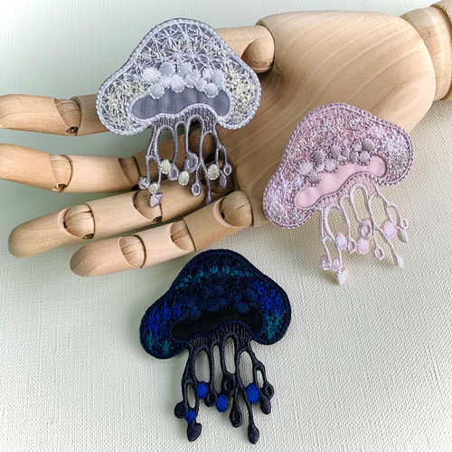 ga.la　刺繍ブローチ　作家ブローチ　ブローチ　刺繍作家もの　3点セット クラゲ刺繍ブローチ 090 ブローチ ga.la 通販 14986052｜Creema