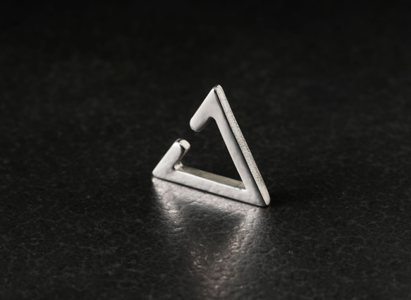 Constructivism 結構主義 三角耳扣 Triangle EarCuff 第3張的照片