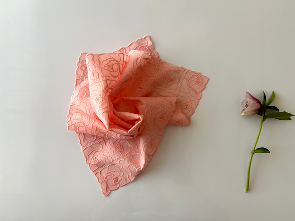 草木（アカネ）染め バラ柄の綿レースハンカチ ハンカチ・手ぬぐい