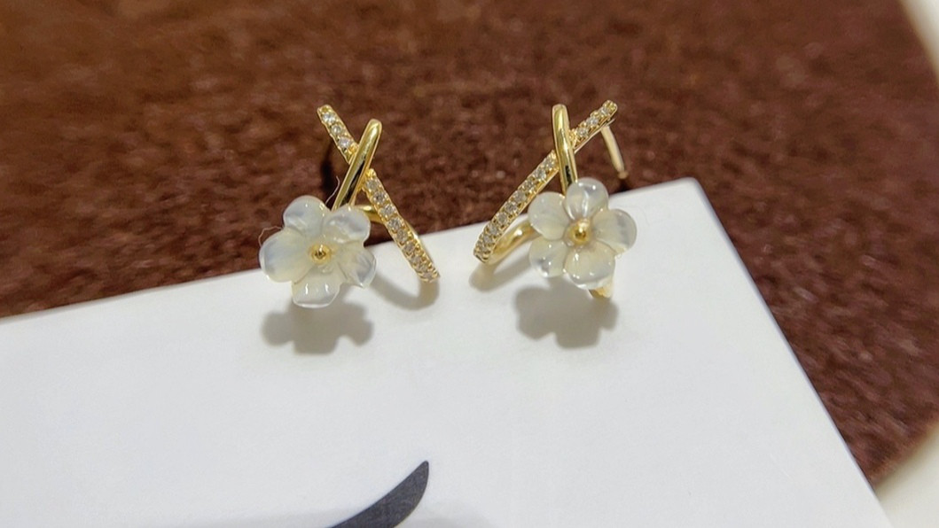 希少 黒入荷！ 花モチーフ シェルピアスk18 ピアス（スタッド・一粒