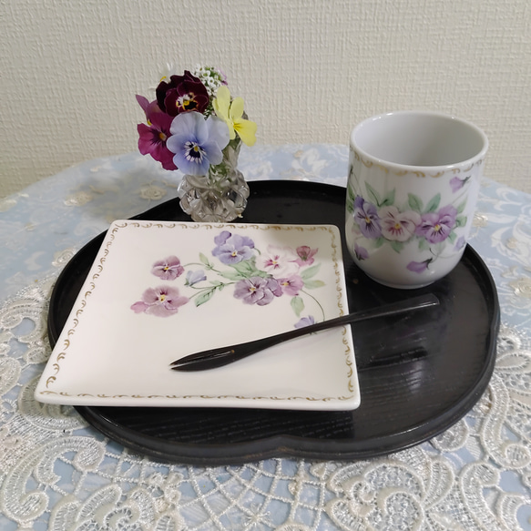 ♡四角皿➕湯呑み茶碗(パンジー)13.6cm 1枚目の画像