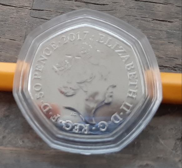 ピーター ラビット と エリザベス女王 本物英国50ペンスコイン  イギリス コイン ビアトリクス・ポター ピーターラビ 2枚目の画像