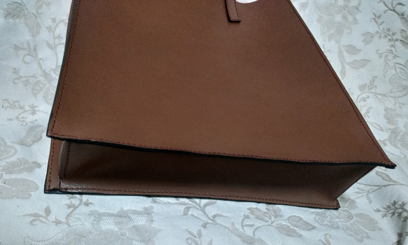 茶色の革の薄型トートバッグ（裏無し） 6枚目の画像